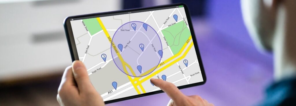 Qu’est-ce que le Géorepérage (Geofencing) et quels sont ses avantages pour les entreprises? 2 Géolocalisation et geofencing sur tablette avec logiciel de gestion de flotte